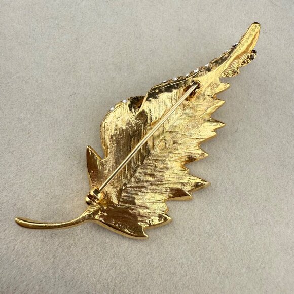 Gold Tone Leaf Brooch With Sparkling Rhinestones Vintage Style - Picture 4 of 5